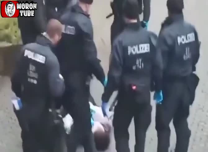 Video :During his arrest, the Afghan who crashed into the Munich crowd yelled Allah several times